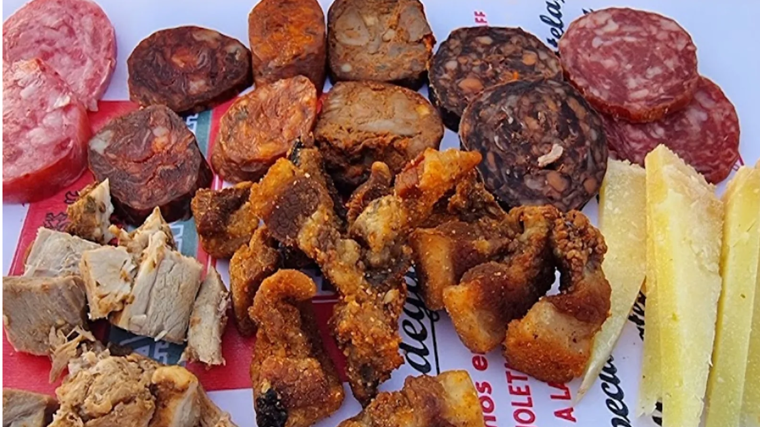 Tabla de chacinas de La Bodeguita de San Rafael, junto a la parada de Cavaleri, en Mairena del Aljarafe
