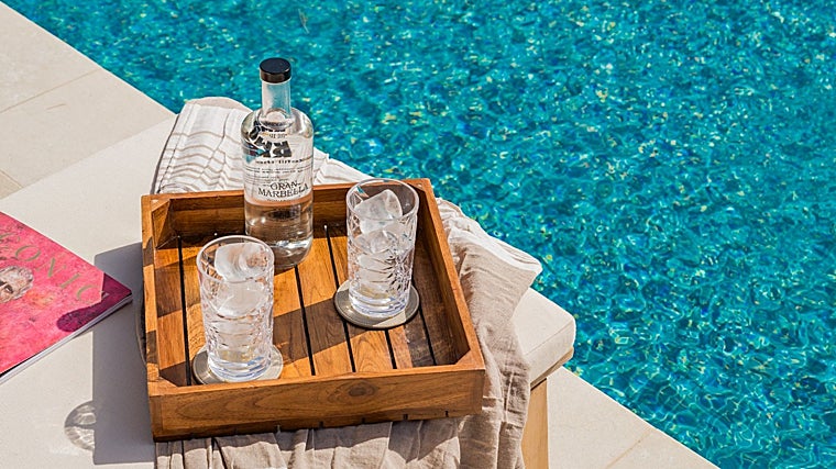 Servicio junto a la piscina en el Gran Marbella Resort & Beach Club