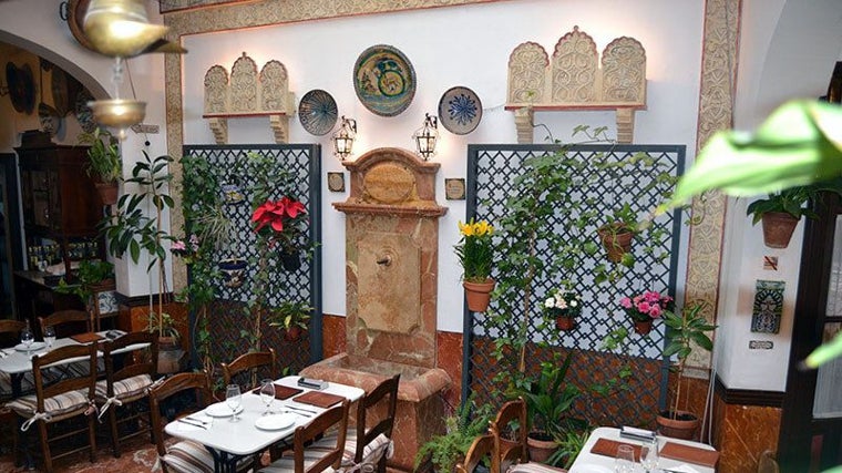 Uno de los espacios disponibles para comer en Taberna Salinas, Córdoba
