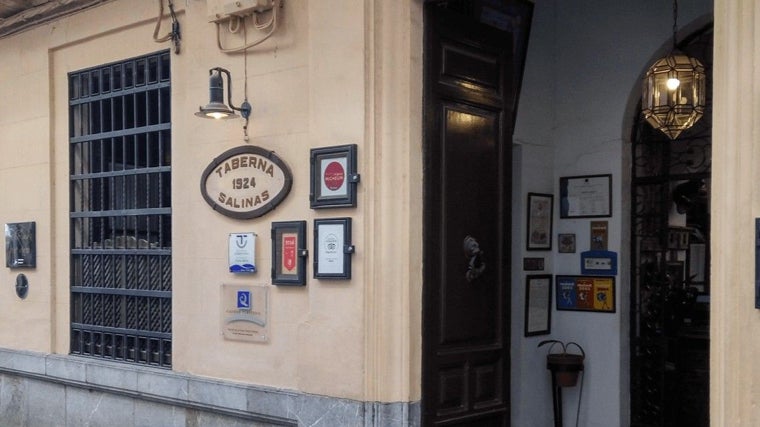 Fachada de la histórica Taberna Salinas en la capital cordobesa