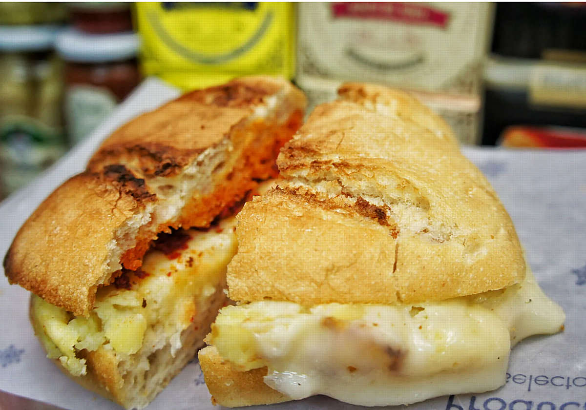 Casa Moreno es un establecimiento de Sevilla (mitad bar-mitad tienda) que se encuentra en la calle Gamazo, 7