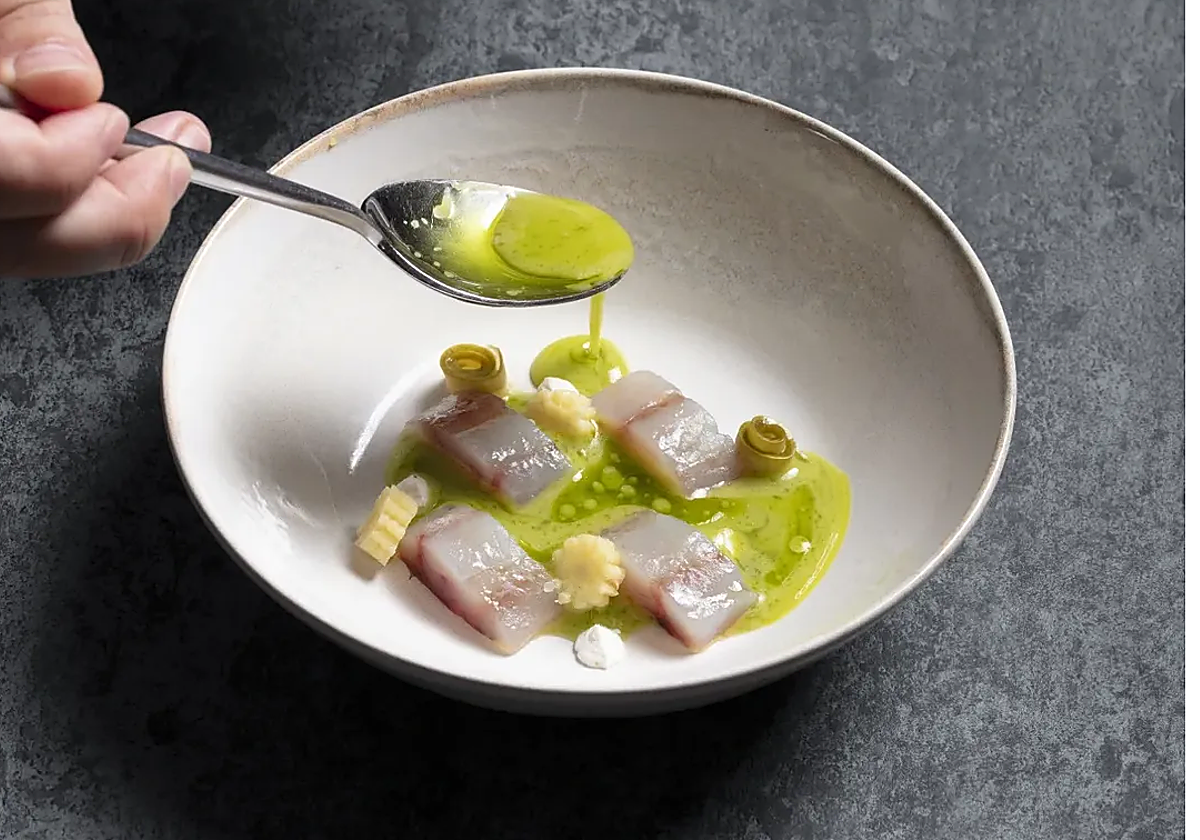 Gazpacho de piparras encurtidas y jurel marinado en cítricos., uno de los platos de Ochando, en Tocina