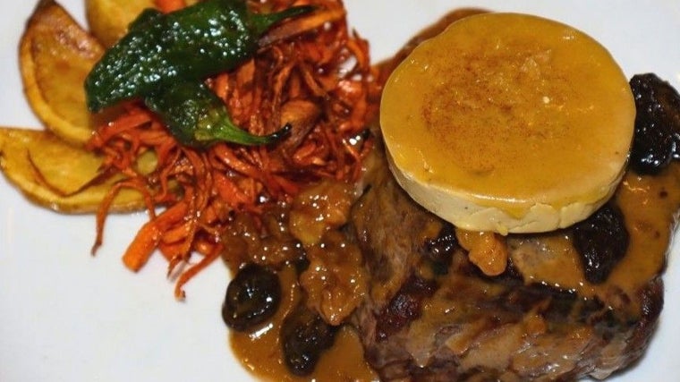 Solomillo de vaca gallega con foie de oca y salsa de Pedro Ximénez en Casa Antonio