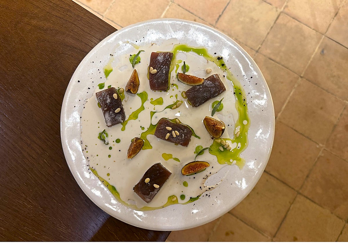 Sashimi de atún con ajoblanco e higos de temporada, un plato fuera de carta de Salpicón, el nuevo proyecto del grupo Sal Gorda, en el barrio de Santa Cruz en Sevilla