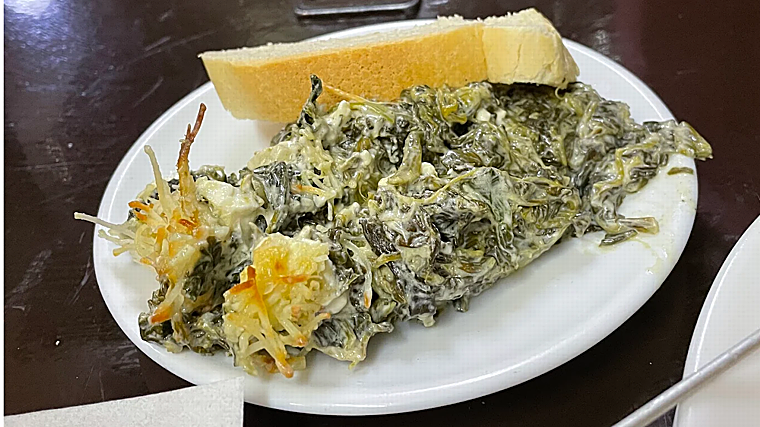 Espinacas a la crema, una de las tapas más emblemáticas de Bodega Santa Cruz Las Columnas