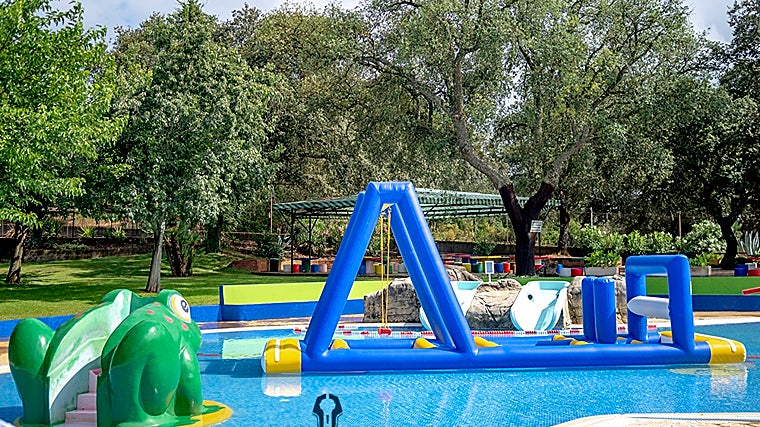 Zona de baño con juegos infantiles en las piscinas de Assuan en Córdoba