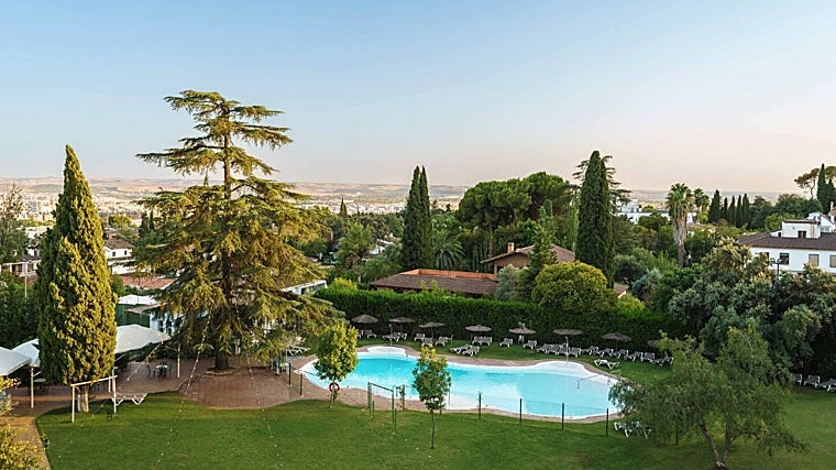 Zona de piscina en el hotel Exe Jardines de Córdoba
