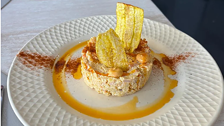 Ensaladilla de pulpo con crujiente de plátano macho