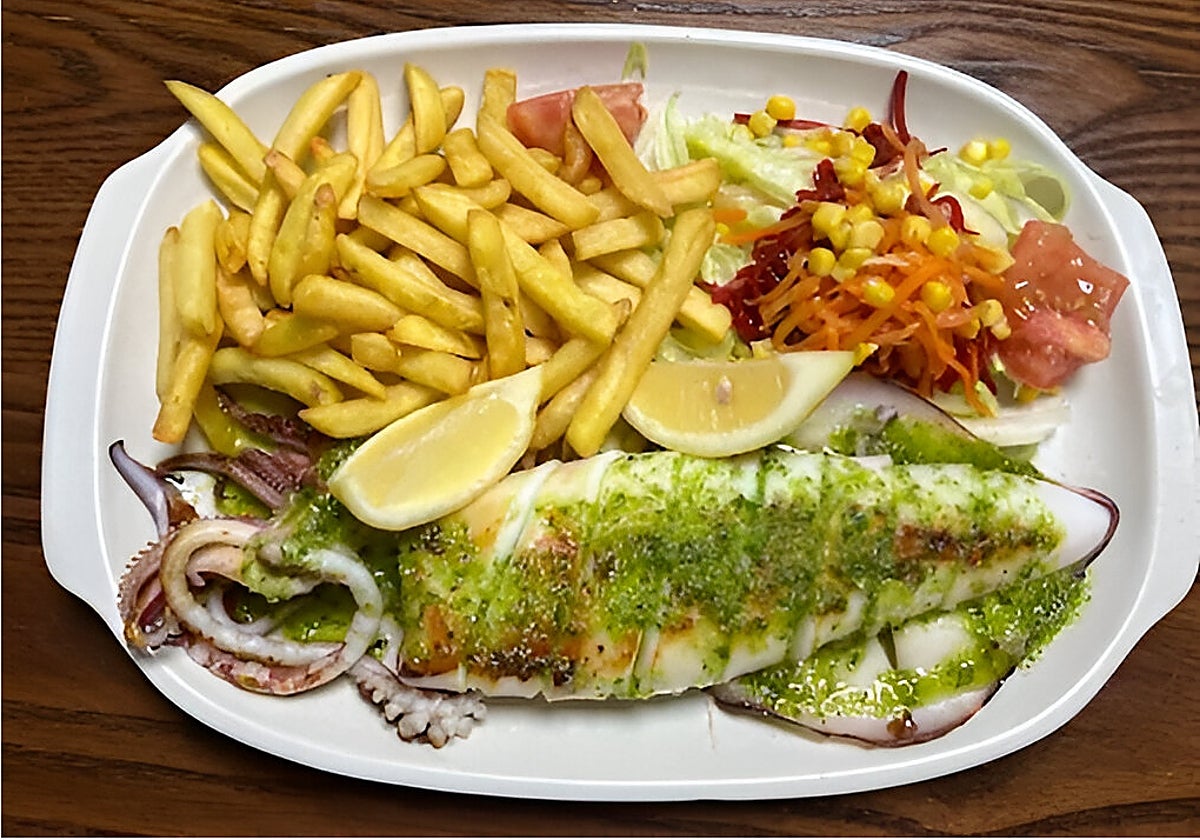 Tapas, medias y raciones son la apuesta de este bar de la zona de Las Chapas, en Málaga, a precios populares