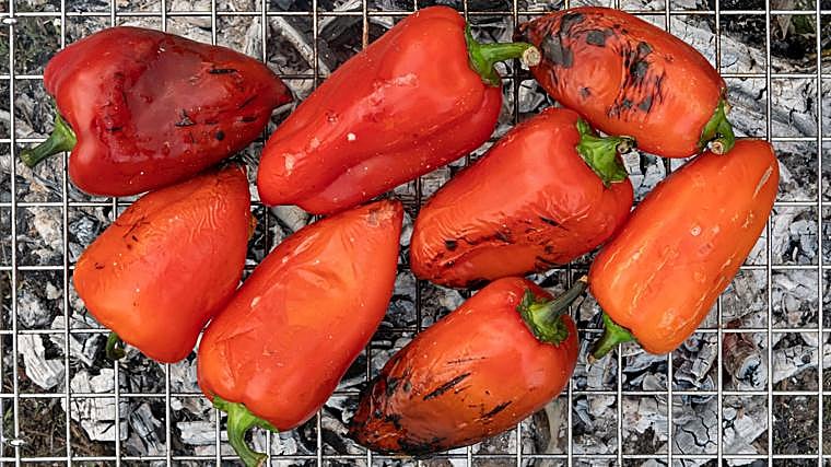 No metas los pimientos asados debajo del grifo para pelarlos