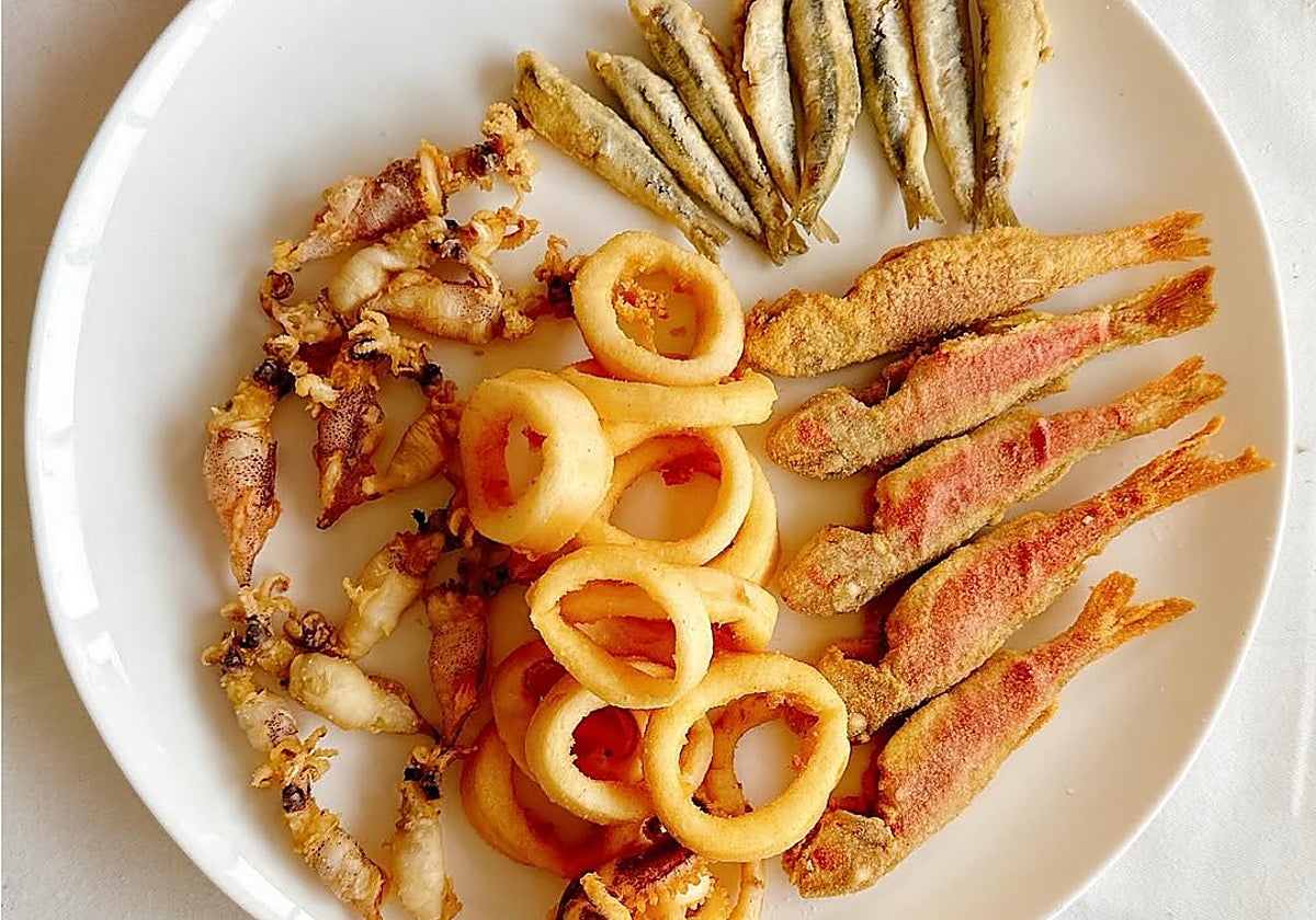 La Escollera, en puerto de pescadores de Estepona, es un chiringuito emblemático de la Costa del Sol para disfrutar del pescado fresco