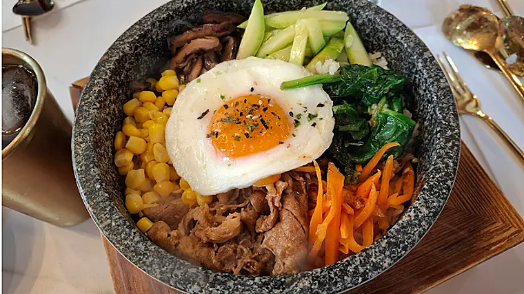 Bibimbap, un plato de arroz con alga nori, junto a otros toppings
