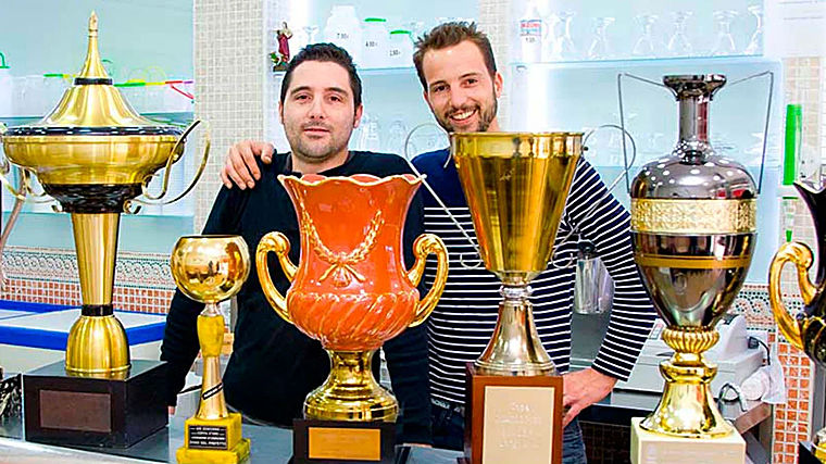 Lucas y Eloy junto a los trofeos healderos acumulados durante la trayectoria de Verdú