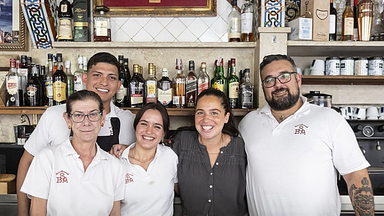 María Sanz de Acedo con parte de su equipo