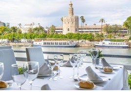 Terraza del restaurante Río Grande, en la calle Betis, con vistas a la Torre del Oro