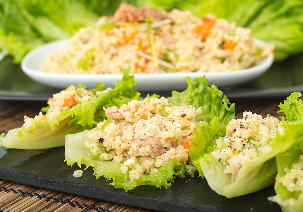 Wraps de lechuga con huevo, vasitos de quinoa Brillante, pepino, aceitunas negras, nueces y tahini