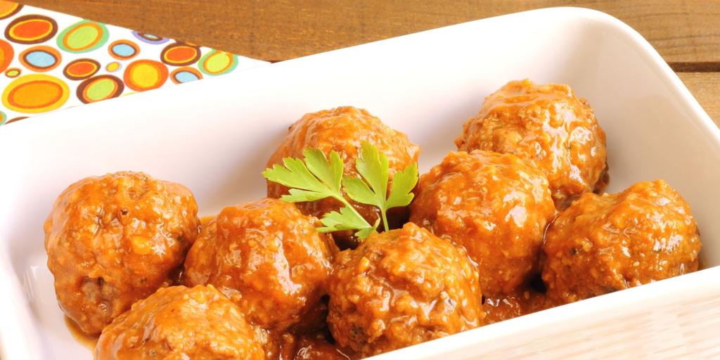 Las albóndigas en salsa de la abuela que siempre triunfan (y el secreto está en el pan)