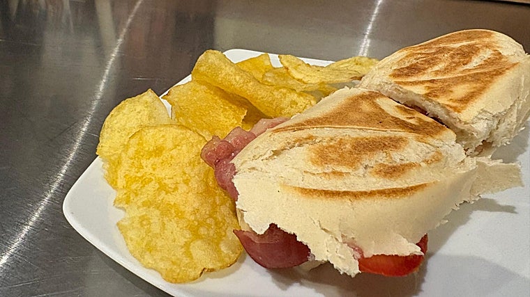 Cervezas bien tiradas y tapas clásicas en Córdoba: un recorrido por bares y cervecerías del centro