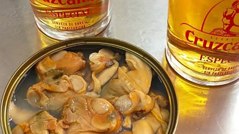 Cañas y lata de almejas en el Bar Correo de Córdoba