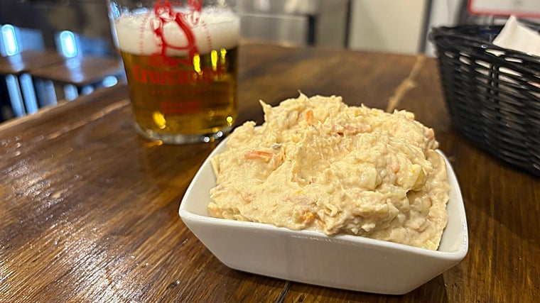 Ensaladilla con caña de Cruzcampo en Bendita Locura