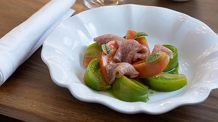 Ensalada de tomates verdes de Aviva, el restaurante de Juanjo Carmona en Benalmádena