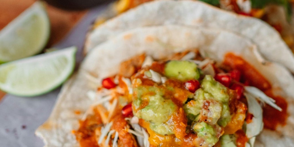 Tacos de huevos revueltos con pico de gallo y guacamole