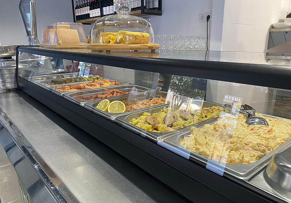 Vitrina de aliños y tapas frías de Bar Perita en San Julián