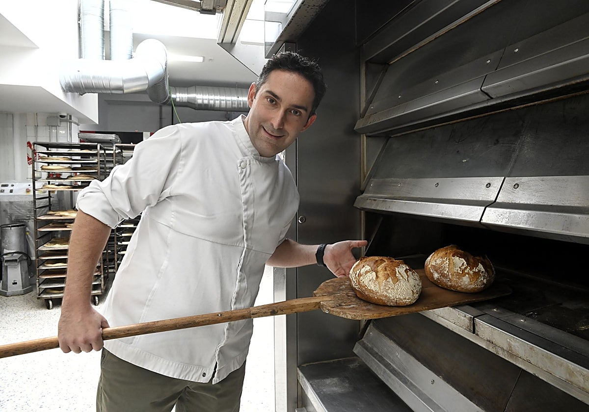 José Roldán, con pan recién hecho, en Panadería El Brillante