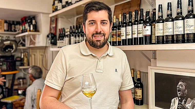 José Alberto Pañero Montes en una vinoteca