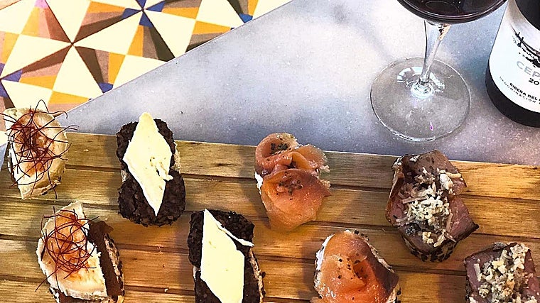 Tabla de quesos y vino en el Mercado Victoria