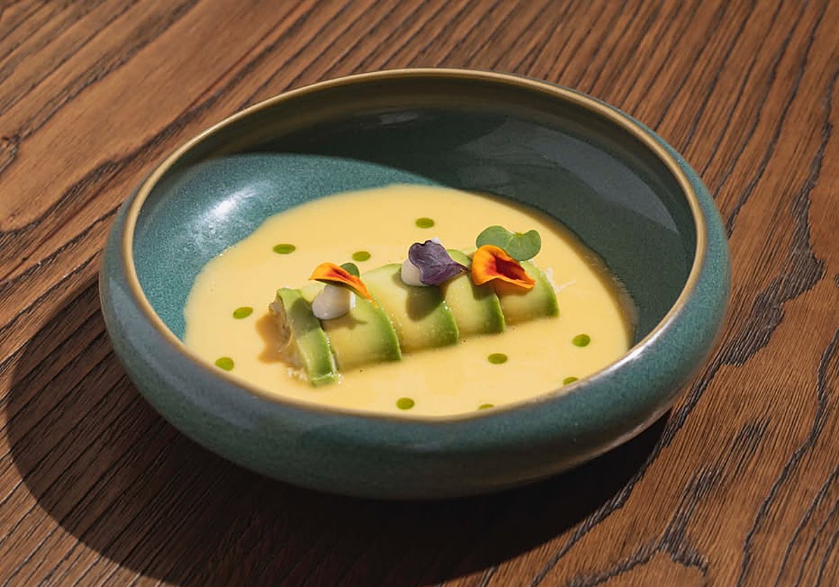 Canelón de aguacate y langostino, con crema fría de maíz fresco acevichado de Tradevo Nervión