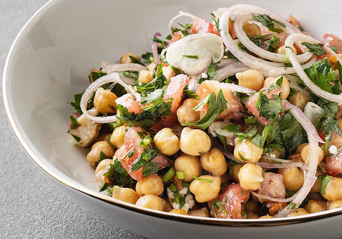 Garbanzos con nectarina, albahaca, huevo duro, pepino y cebolla