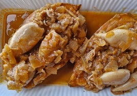Calamares encebollados en boniato asado