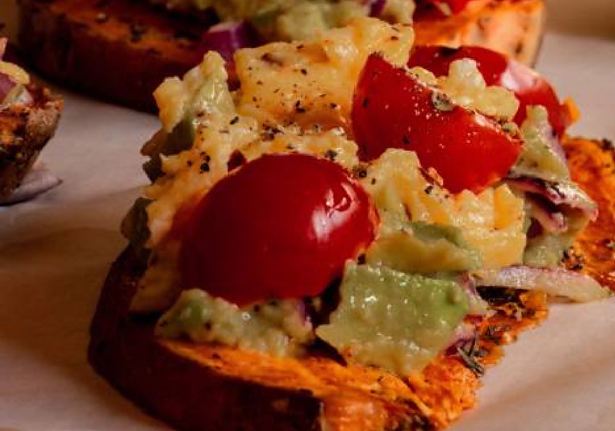 Tostadas de boniato con guacamole, pollo, granada y queso feta