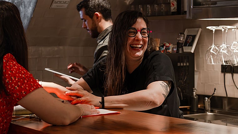 Fátima Villanueva, tras su barra y con la naturalidad que la caracteriza