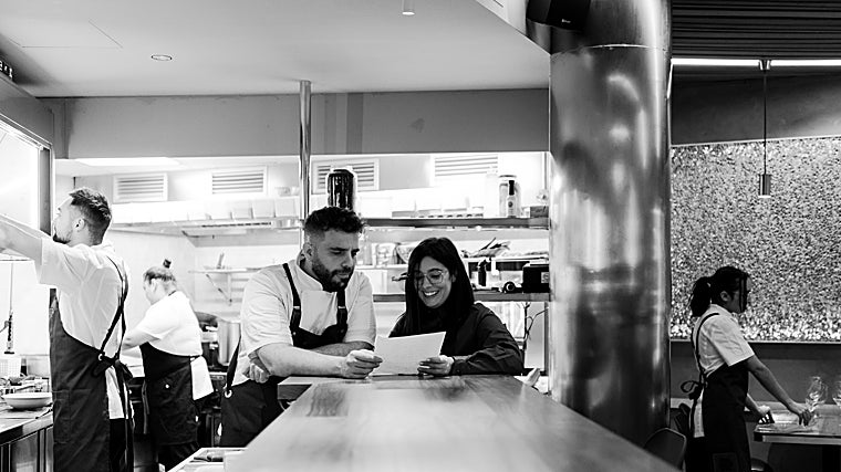 Fátima y Jesús, organizando el menú en Sr. Cangrejo