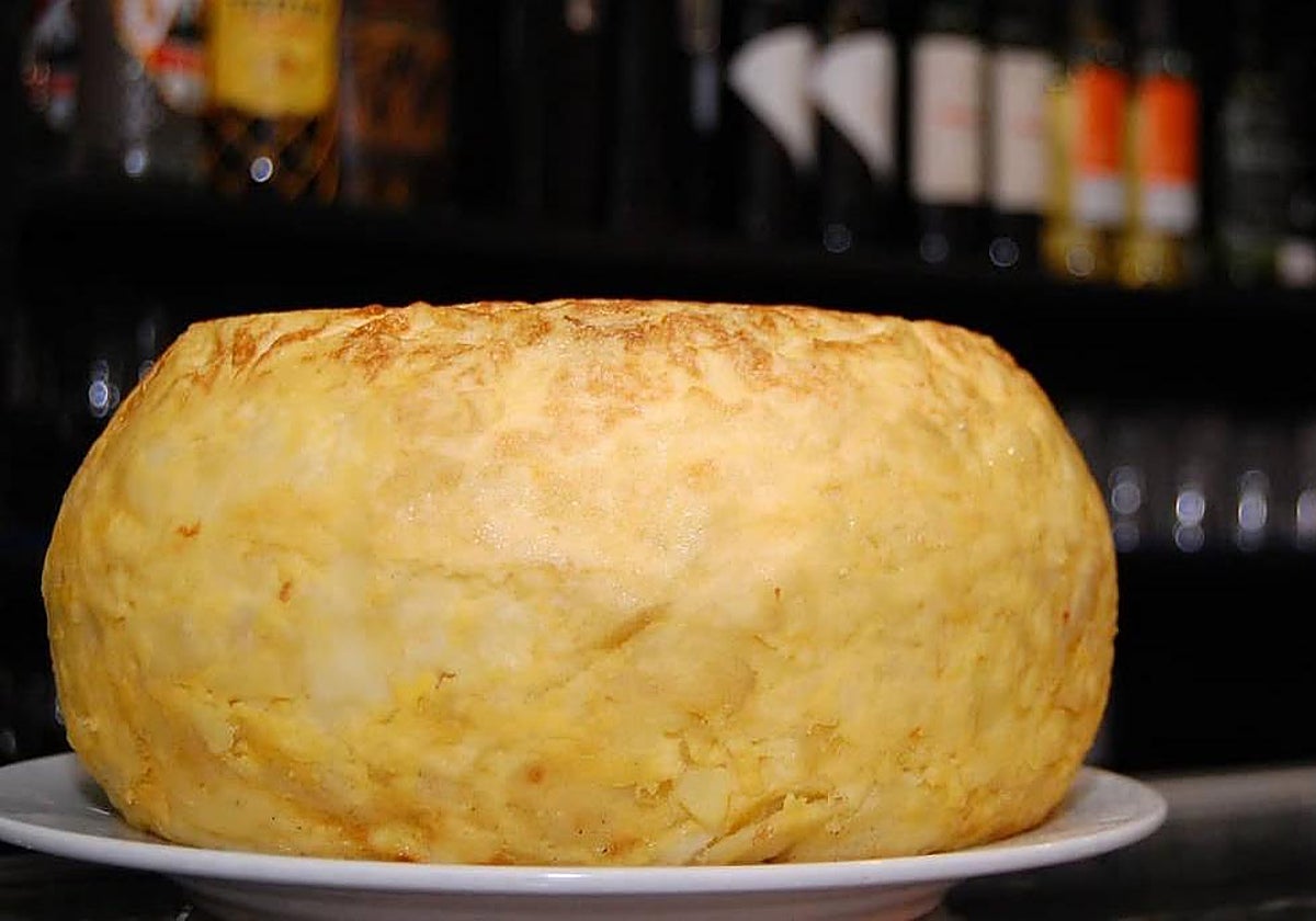 Una de las famosas tortillas del Bar Santos en Córdoba