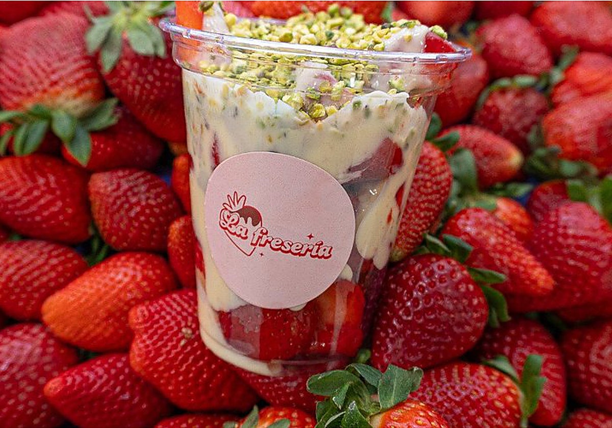 La Fresería es un fenómeno viral que triunfa con sus vasos de fresas naturales con variedad de salsas y toppings que acaba de abrir en la Alameda, en Sevilla