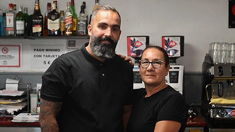 Juan García junto a su madre Consuelo