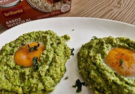 Huevos esponjosos de guisantes y vasitos de arroz integral Brillante