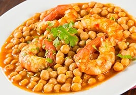 Garbanzos con langostinos: una receta rápida y muy fácil para una comida alta en proteínas