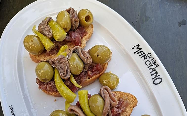 Imagen principal - Gilda de steak tartar de vaga, queso al oloroso y lomo de cerdo en manteca blanca