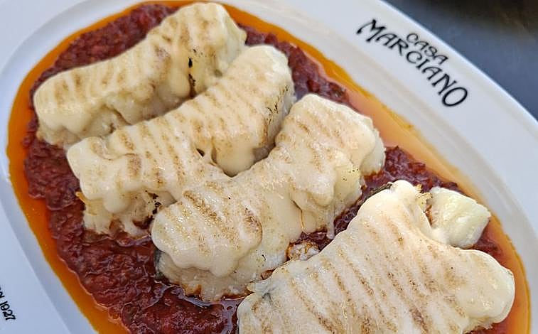 Imagen principal - Lomo de bacalao gratindo con tomate, pollo frito y croquetas de lomito ibérico