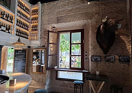 Imagen secundaria 1 - El interior de Casa Marciano, con decoración sevillana y tiradores de Cruzcampo