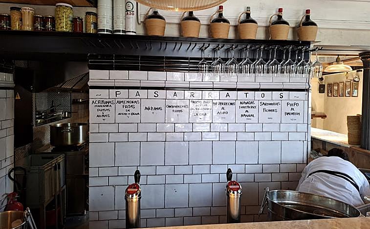 Imagen principal - El interior de Casa Marciano, con decoración sevillana y tiradores de Cruzcampo