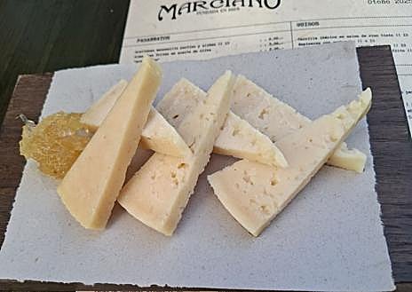 Imagen secundaria 1 - Gilda de steak tartar de vaga, queso al oloroso y lomo de cerdo en manteca blanca