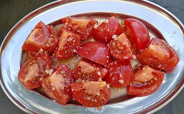 Imagen principal - Grupo Trifulca homenajea a Casa Marciano cien años después: así es el nuevo bar del Arenal