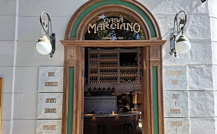 Imagen principal - La fachada de Casa Marciano, junto a una de las partes del interior; a la derecha, el ultramarinos fundado en 1928 con su mítico jamón