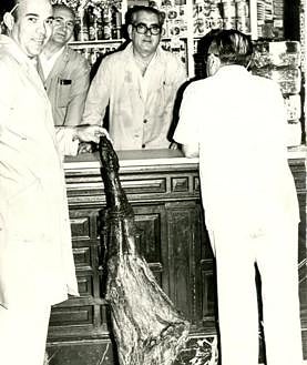 Imagen secundaria 2 - La fachada de Casa Marciano, junto a una de las partes del interior; a la derecha, el ultramarinos fundado en 1928 con su mítico jamón