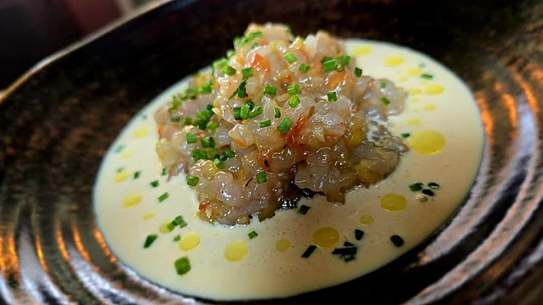 Tartar de gambas con gazpachuelo de kimchi de L'Artisan  en Los Bermejales